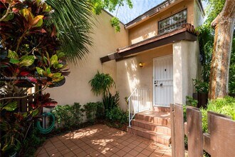 575 W Park Dr in Miami, FL - Building Photo - Building Photo