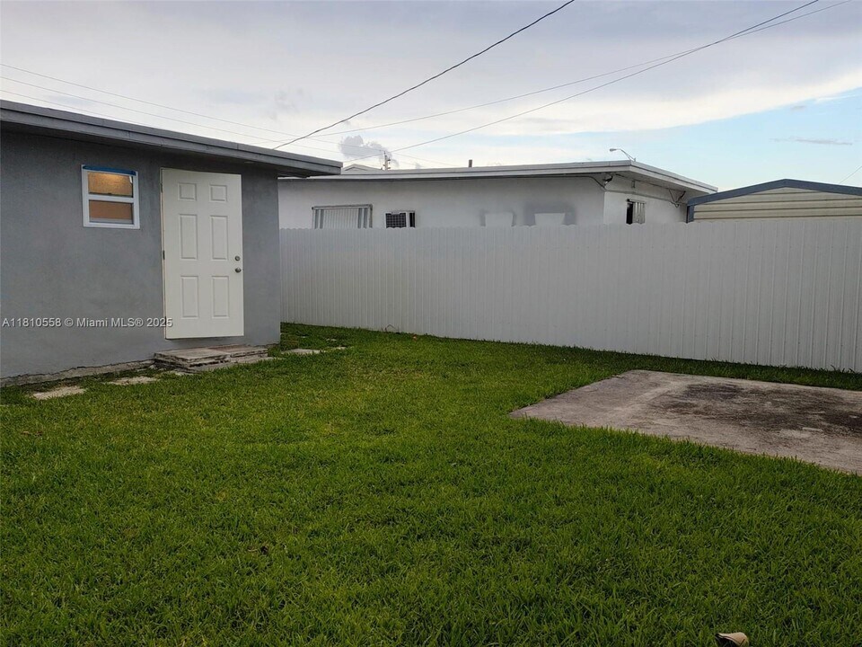 1090 W 60th St in Hialeah, FL - Building Photo
