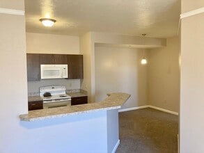Prairie Pointe Apartments in Dodge City, KS - Building Photo - Interior Photo