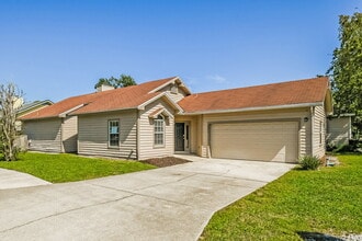 8895 Chambore Dr in Jacksonville, FL - Foto de edificio - Building Photo
