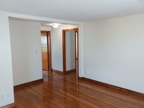 213 Suffolk Ave, Unit 213 Suffolk Ave. Pawt in Pawtucket, RI - Foto de edificio - Building Photo