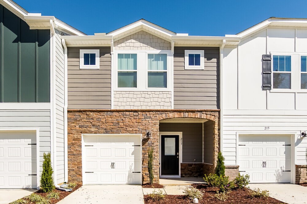 213 Brook Farm Ln in Fuquay Varina, NC - Building Photo