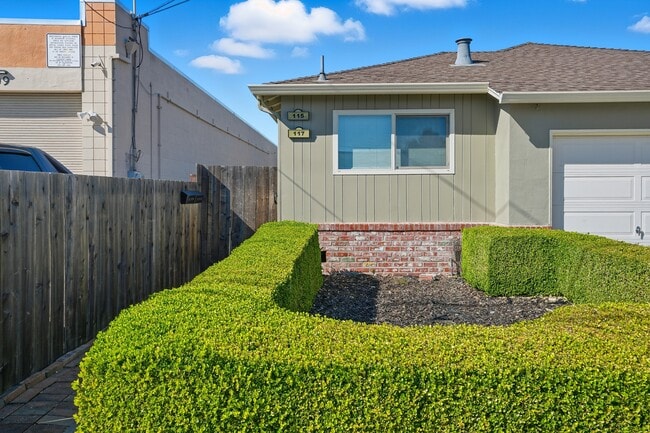 117 Santa Lucia Ave in San Bruno, CA - Foto de edificio - Building Photo