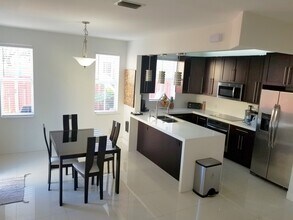 15761 SW 42nd St in Miramar, FL - Foto de edificio - Building Photo