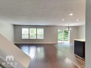 8042 Loveridge Drive in Indianapolis, IN - Foto de edificio - Building Photo