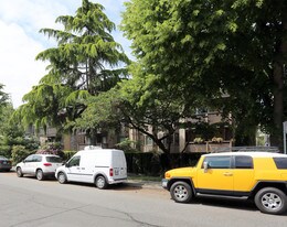 Kingston Gardens in Vancouver, BC - Building Photo