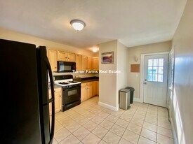 89 Hillsdale Rd, Unit 1 in Medford, MA - Building Photo