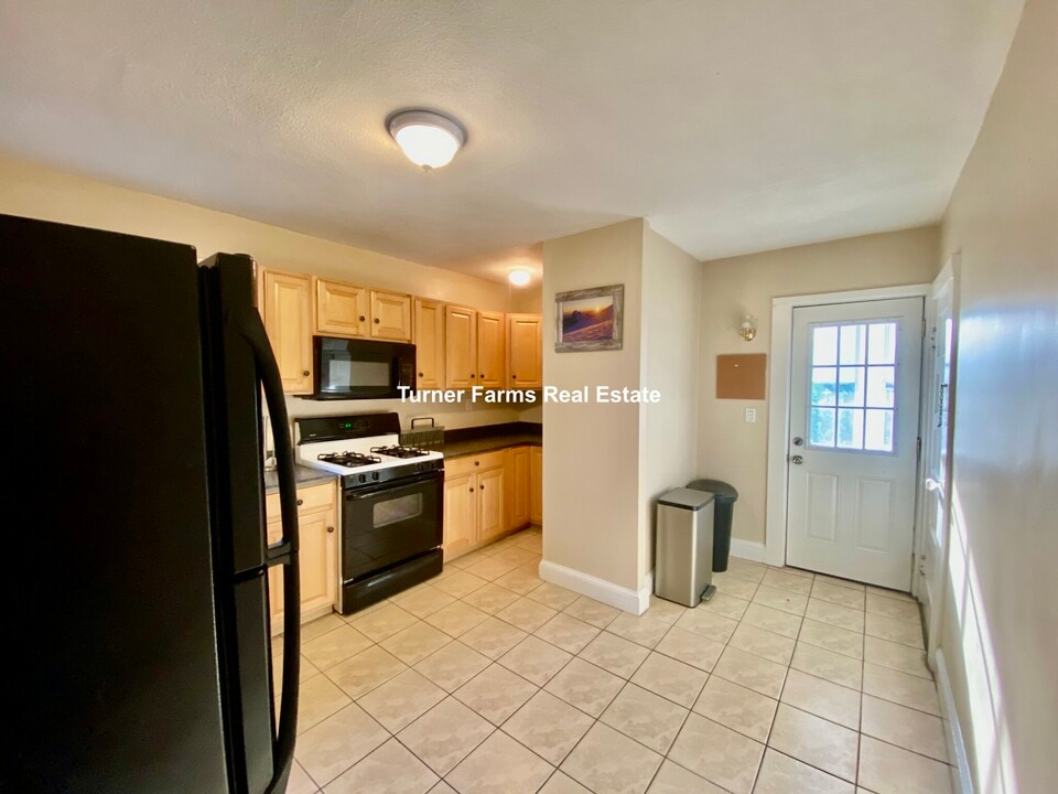 89 Hillsdale Rd, Unit 1 in Medford, MA - Building Photo