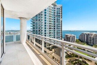 901 Brickell Key Blvd in Miami, FL - Foto de edificio - Building Photo