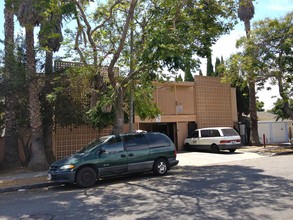 30 W 49th St in Long Beach, CA - Foto de edificio - Building Photo