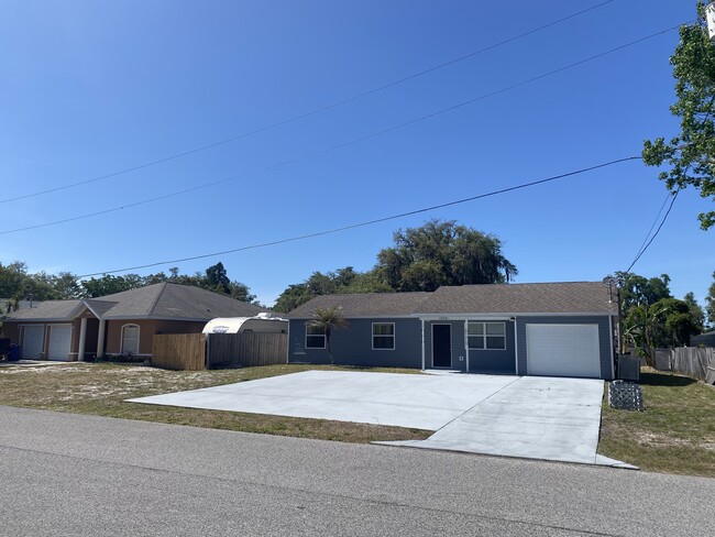 12431 Wildrose Ave in New Port Richey, FL - Foto de edificio - Building Photo