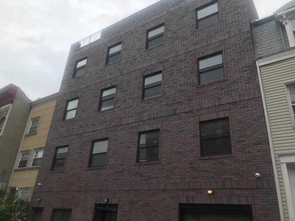 427 Throop Ave in Brooklyn, NY - Building Photo