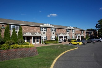 Fairfield At Woodview Gardens in West Sayville, NY - Foto de edificio - Building Photo