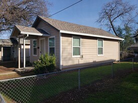 1033 West St in Redding, CA - Building Photo