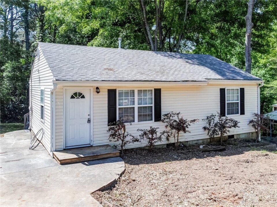 2053 White Oak Cir in Kennesaw, GA - Building Photo