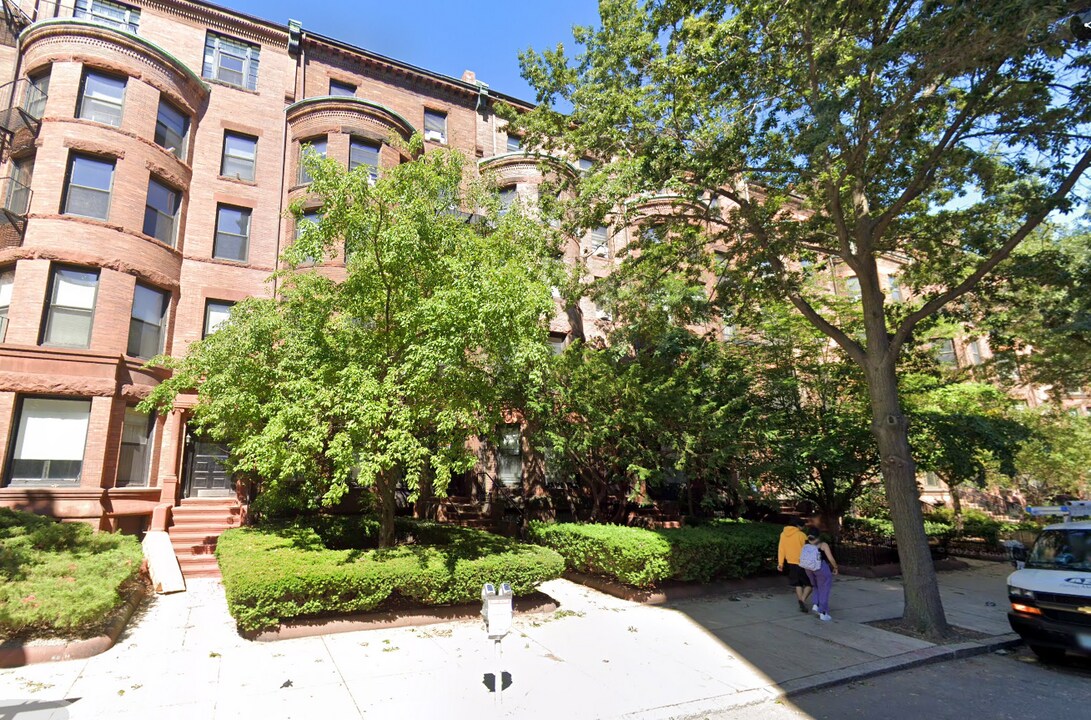 35 Bay State Rd, Unit B in Boston, MA - Building Photo