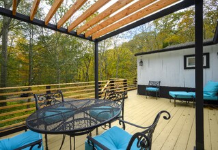 2 Newtown Turnpike, Unit Apt. in Weston, CT - Foto de edificio - Building Photo