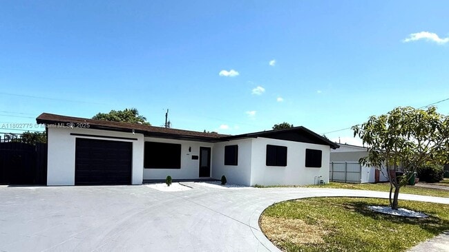 15711 SW 106th Ave in Miami, FL - Building Photo - Building Photo