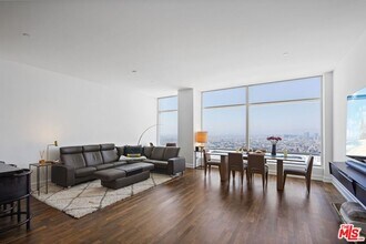 900 W Olympic Blvd in Los Angeles, CA - Foto de edificio - Building Photo