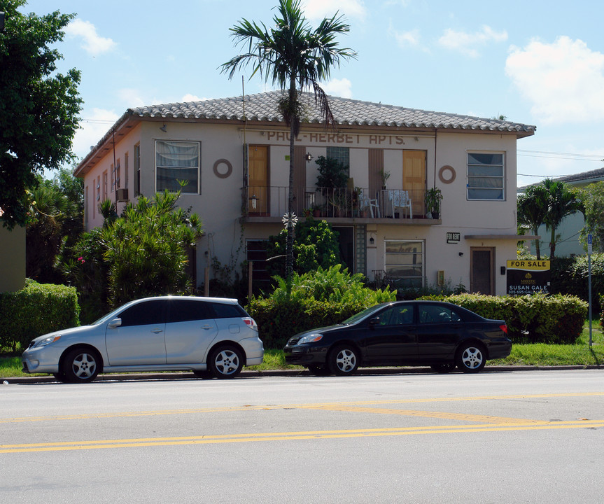 Phoe-Herbet Apartments in Miami Beach, FL - Building Photo