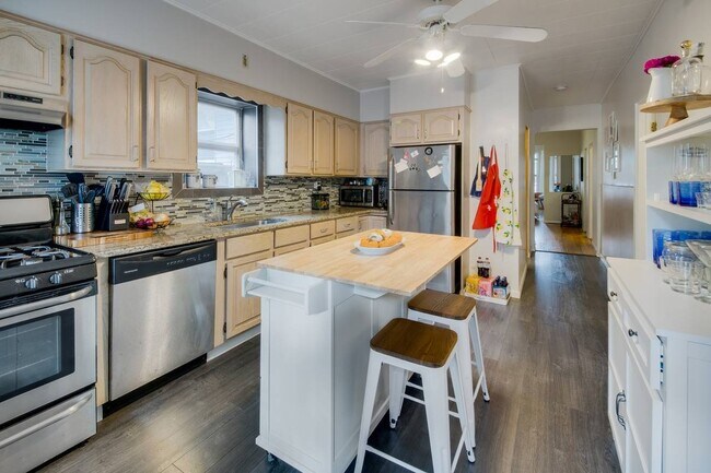 1031 W Wolfram St, Unit #1
