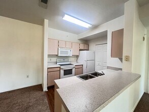5467 Vineland Rd in Orlando, FL - Building Photo - Building Photo