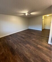 740-750 W Powell Blvd in Gresham, OR - Foto de edificio - Building Photo