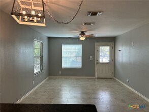 1698 W Bridge St in New Braunfels, TX - Building Photo - Building Photo