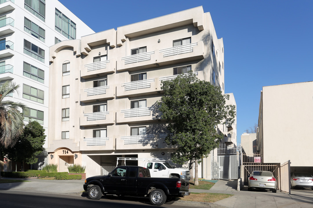 714 S Serrano Ave in Los Angeles, CA - Foto de edificio