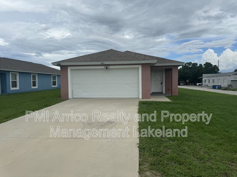 972 Lake Lure Loop E in Lakeland, FL - Foto de edificio