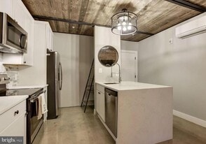 12 W Montgomery St in Baltimore, MD - Building Photo