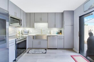 912 9th Ct in Palm Beach Gardens, FL - Building Photo - Building Photo