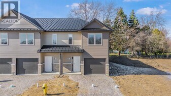 24 Massey Ln in Chatham, ON - Building Photo