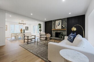 54 Spywood Rd in Sherborn, MA - Foto de edificio - Building Photo