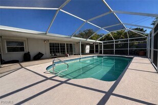 1010 SE 43rd Terrace in Cape Coral, FL - Building Photo