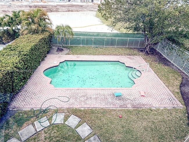 1621 Diplomat Dr in Miami, FL - Building Photo - Building Photo