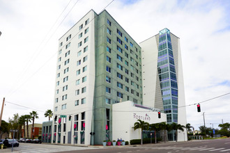 The Portland Apartments in St. Petersburg, FL - Foto de edificio - Building Photo