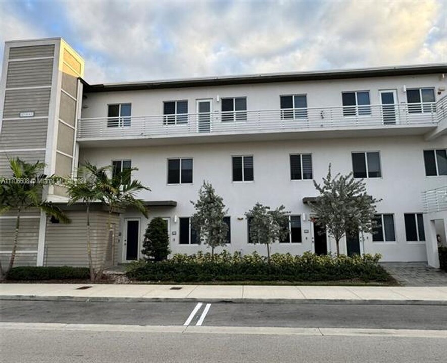 10270 NW 66th St-Unit -10270 NW 66th St appt 107 in Doral, FL - Foto de edificio