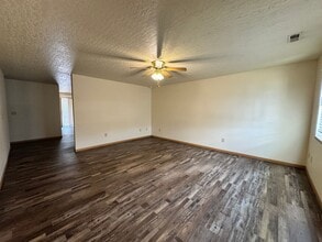 1060 Lake Dr in Lebanon, MO - Building Photo - Building Photo