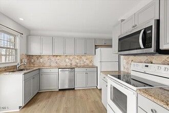 102 Mint Hill Dr in Cary, NC - Foto de edificio - Building Photo