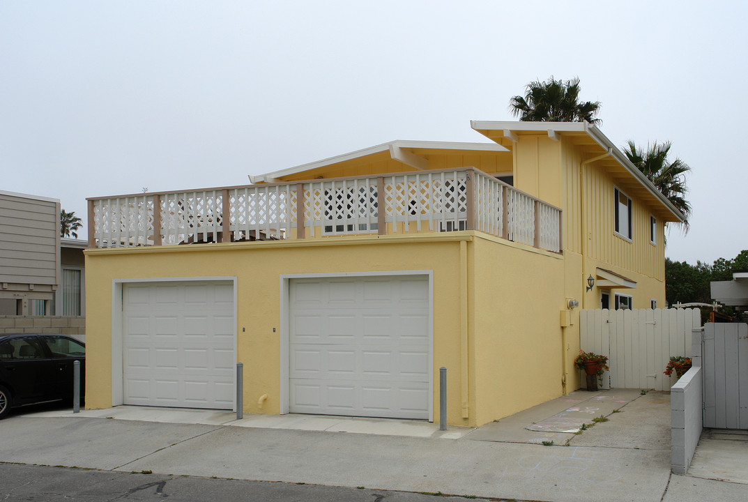 1090-1100 Pittsfield Ln in Ventura, CA - Building Photo