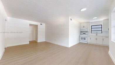 1676 W 42nd St in Hialeah, FL - Foto de edificio - Building Photo