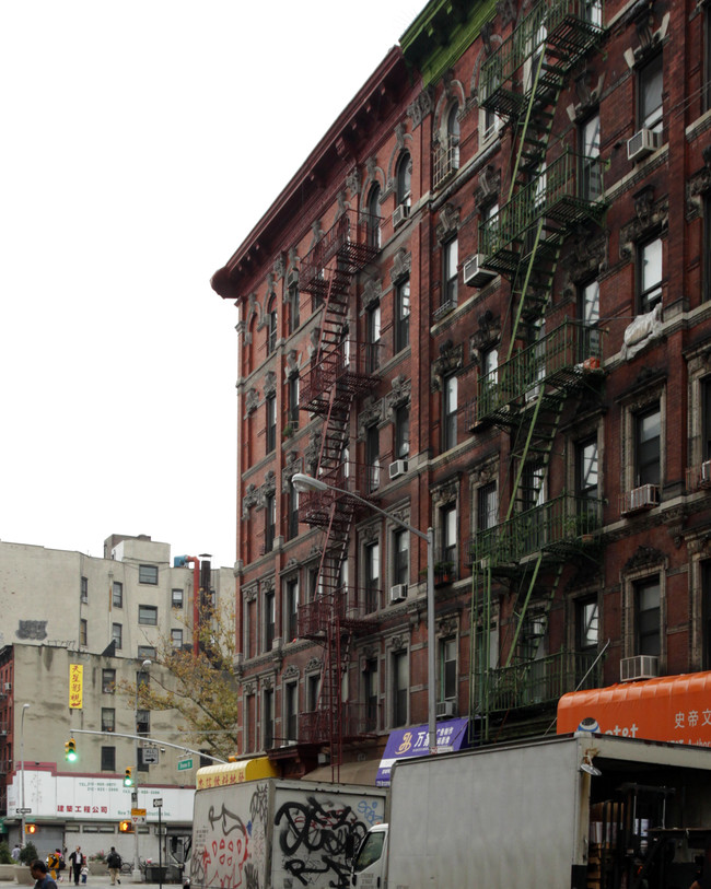 275-277 Broome St in New York, NY - Building Photo - Building Photo