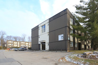 90 Country Hill Dr in Kitchener, ON - Building Photo - Building Photo