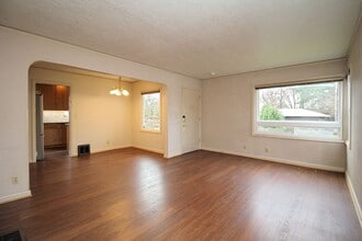 2718 SE 58th Ave in Portland, OR - Building Photo - Building Photo