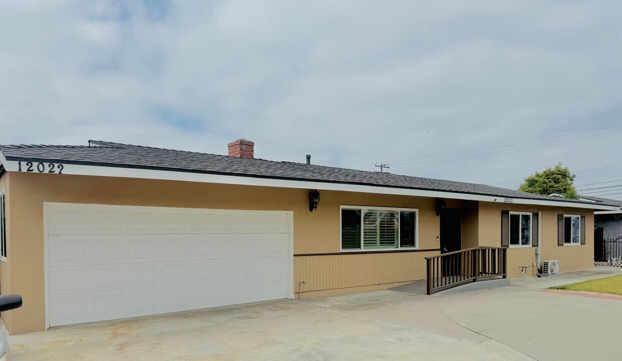 12022 Orangewood Ave in Garden Grove, CA - Foto de edificio
