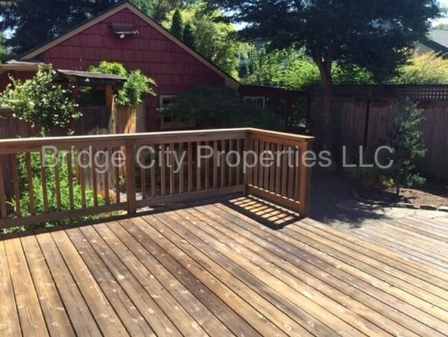 944 NE Hazelfern Pl in Portland, OR - Building Photo - Building Photo