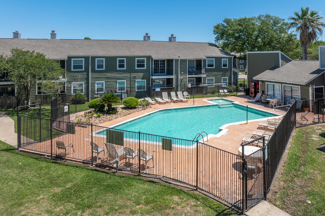 Mosswood Apartment Homes in Victoria, TX - Building Photo