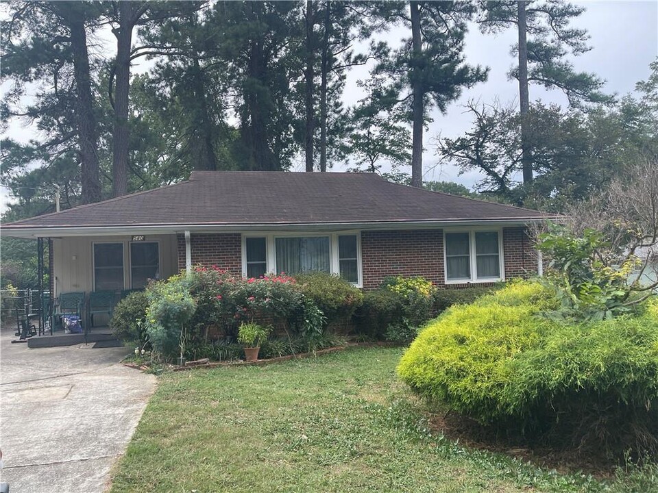 580 Kennesaw Dr in Smyrna, GA - Building Photo