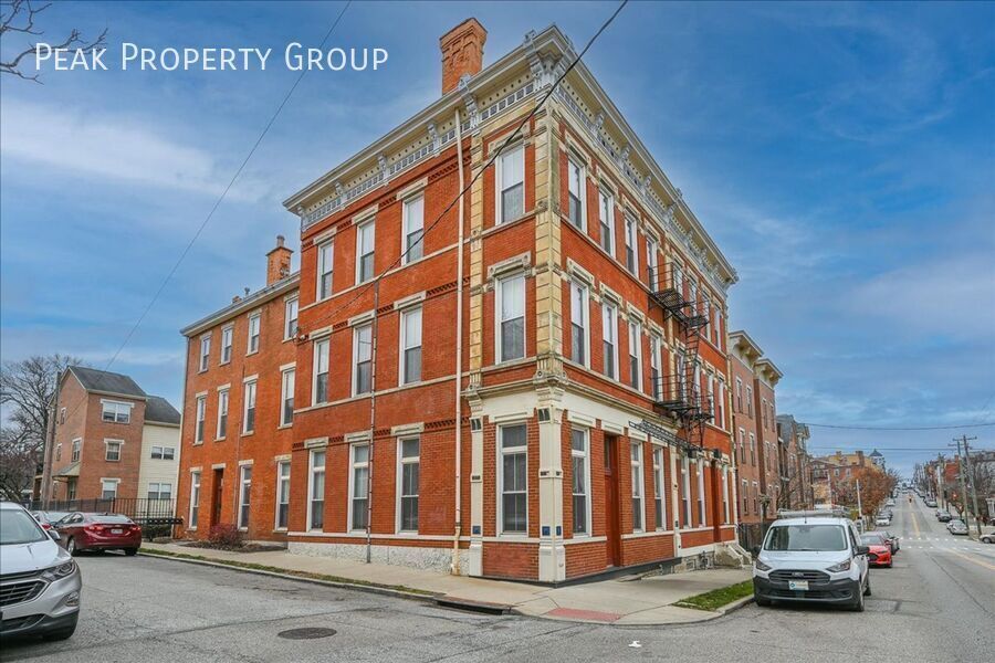 215 E University Ave in Cincinnati, OH - Building Photo